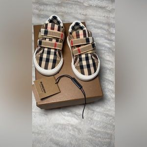 Burberry baby shoes